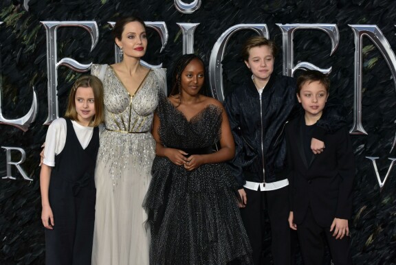 Angelina poseeraa lastensa Viviennen, Zaharan, Shilohin ja Knoxin kanssa Maleficent 2: Pahan valtiatar -elokuvan ensi-illassa Lontoossa vuonna 2019.