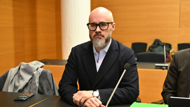 Tuomas Enbusken ja ex-rakkaan jäätävä kohtaaminen käräjillä!