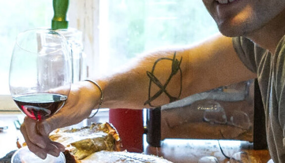 Ruoka on Samille tärkeää ja se on myös tatuoitu käteen.