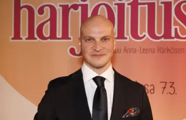 Oho! Riku Niemiseltä romanttinen pusu