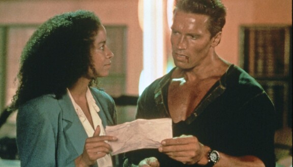 Arnold Schwarzenegger ja Rae Dawn Chong.