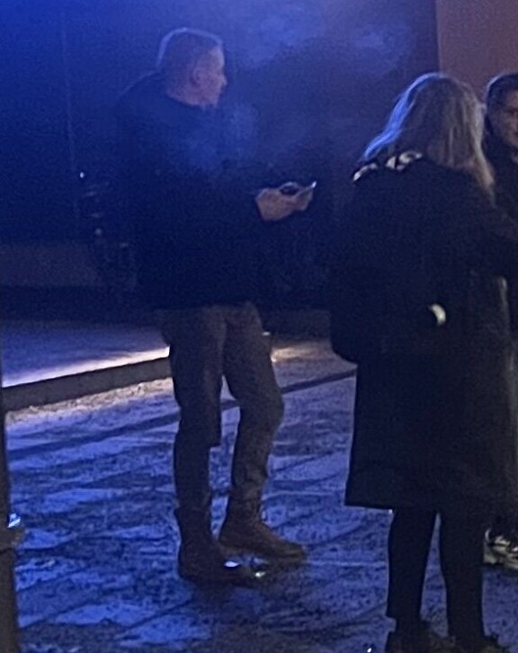 Eero teki joviaalin vaikutelman turkulaisiin teatterinkävijöihin olemalla iloinen ja kiitämällä yleisön kiitoksista Macbeth-näytöksen jälkeen teatterin edessä.