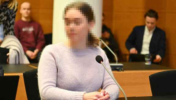 Ex-naisystävä kertoi kirjoittaneensa muun muassa Tuomas Enbusken kolumneja hänen puolestaan Iltalehteen ja Helsingin Sanomille, mutta ei saanut siitä mitään korvausta. Enbuske kiisti väitteen.