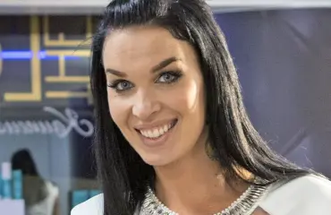 Sini Ariell kuvailee kipuja peppuhuumorilla