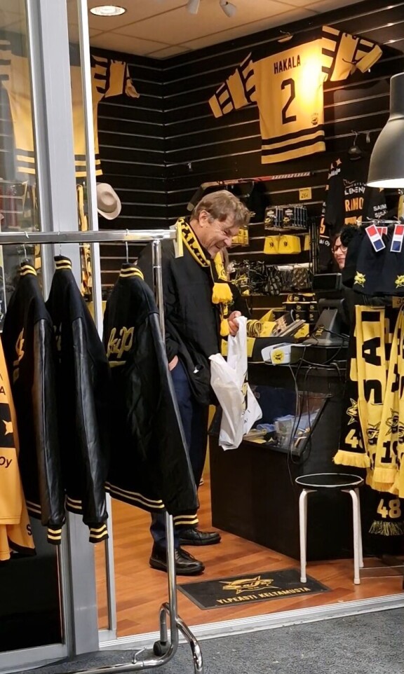 Kimmo oli silminnähden hyvillään ostoksistaan.