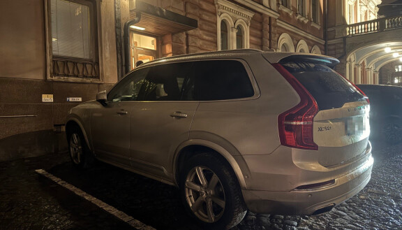 Auto oli ajettu hienosti parkkiruutuun.