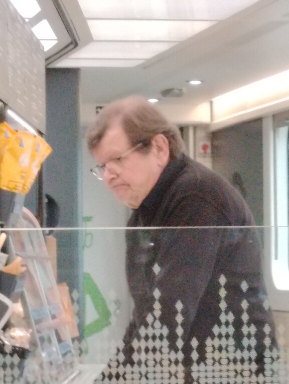 Heikki tutki ravintolavaunun tuotteita, mutta päätyi tällä kertaan ainoastaan kaljaan.
