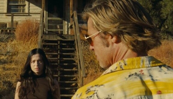 Mikey Madison ja Brad Pitt elokuvassa Once Upon a Time... in Hollywood (2019).