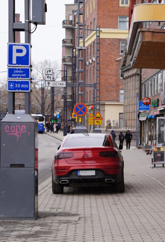 Erna Huskon öky-Mersu oli jälleen kerran sakkopaikalla, tällä kertaa Tampereen keskustassa.