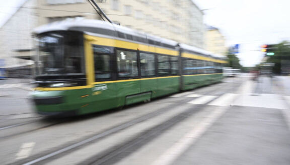 Seiskan kestotilaaja oli valppaana helsinkiläisessä raitiovaunussa. Kuvituskuva.