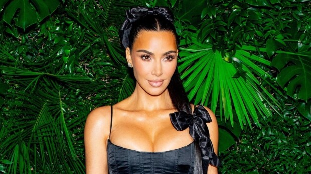 Nyt jytisee! Kim Kardashian seksikkäämpänä kuin koskaan bikineissä
