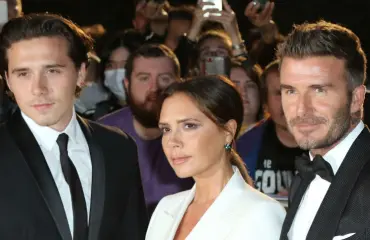 Yrittävätkö David ja Victoria Beckham nolata? Ällösöpöt lapsipelleilykuvat Brooklynin someonnitteluna