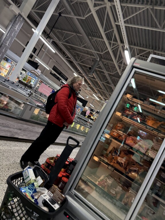 Pepe oli kuin Raamatusta tuttu suolapatsas jähmettyneenä paikoilleen odottaessaan vaimoaan palaavaksi.