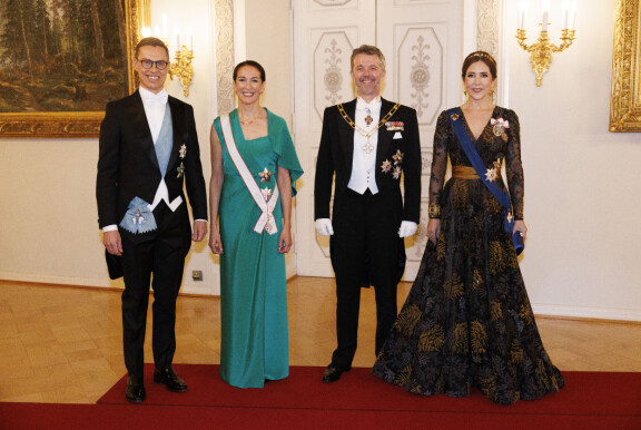 Presidentinlinnan illallisella riitti pukuloistoa.