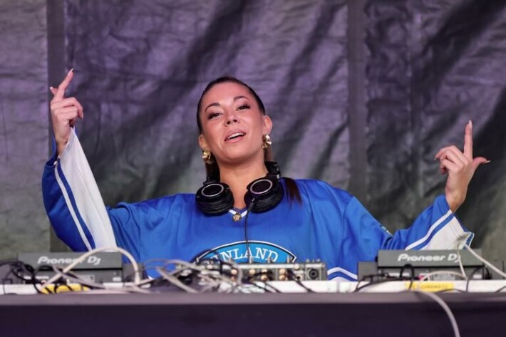 Dj Amanda Harkimon musiikkivalinnat herättivät paikoin hämmästystä katsomossa. DJ Amanda Harkimon musiikkivalinnat herättivät hämmästystä katsomossa.