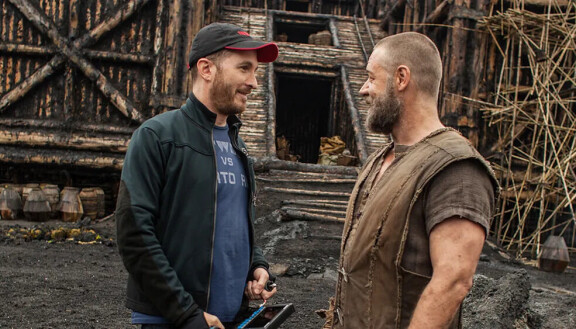Darren Aronofsky (vas.) ja Russell Crowe elokuvan Noah (2014) kuvauksissa.