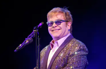 Harvinainen kuva – tässä on Elton Johnin perhe