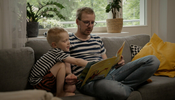 Isä osallistuu arjen pyöritykseen siten, että lukee pojalleen iltasadun.