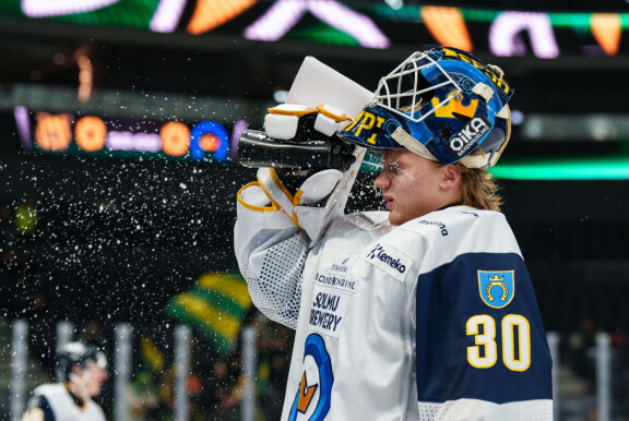 Vasta 18-vuotias Petteri ”Showtime” Rimpinen on tehnyt mykistävän hyvää työtä Kiekko-Espoon maalilla.