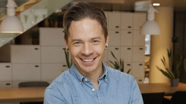 Sauli Koskinen kuumassa seurassa ulkomailla – kuva