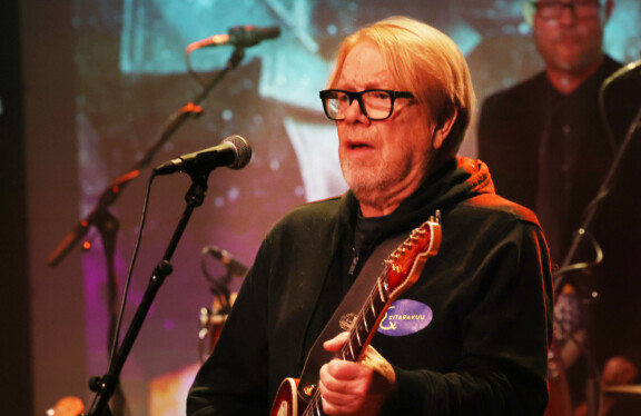 Heikki Silvennoinen esiintyi syksyllä Eeron juhlakonsertissa vain muutama kuukausi ennen kuolemaansa.