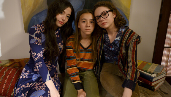 Madison (vas.), Olivia Edward ja Hannah Alligood esittävät siskoksia sarjassa Better Things.