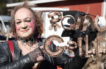 Romugrilli: Romutransu Markus Kuotesaho kaipaa deiteille – ”Kyllä mulla hyvin s**ndaa!”