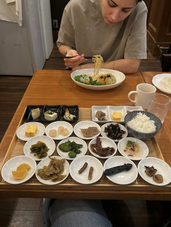 Japanilaisella aamupalalla oli paljon pieniä lautasannoksia maisteltavana...
