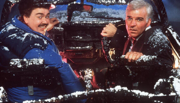 John Candy ja Steve Martin elokuvassa Vauhdilla Chicagoon (1987).
