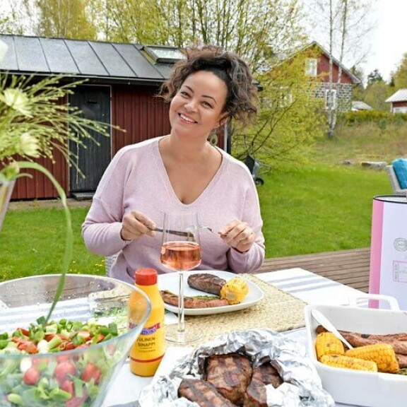 Grillailussa Lola on suoran toiminnan naisia. – Pieni sottaisuuskin sopii ulkokokkailuun, hän toteaa. Kattaus ja raaka-aineiden laatu sen sijaan ovat tärkeä juttu grillitunnelmassa. Grillailussa Lola on suoran toiminnan naisia. – Pieni sottaisuuskin sopii ulkokokkailuun, hän toteaa. Kattaus ja raaka-aineiden laatu sen sijaan ovat tärkeä juttu grillitunnelmassa.