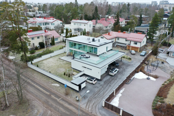 2019 valmistuneessa luksustalossa on 7 huonetta.