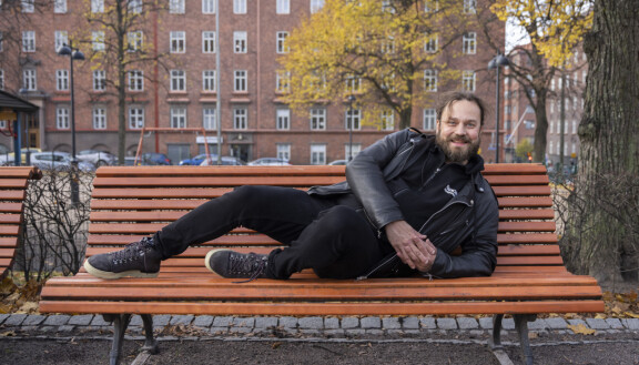 Harri on tunnettu mustista vaatteistaan, parrastaan ja valloittavasti hymystään.