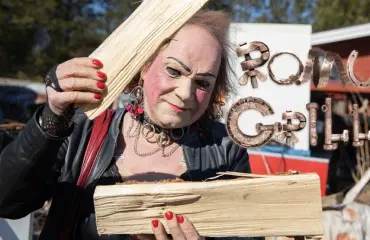 Romugrilli: ”Lauri Tähkä – yritystä laulaa, mutta on se aika toivotonta” – Romutransu Markus Kuotesaho lyttää suomalaiset supertähdet!