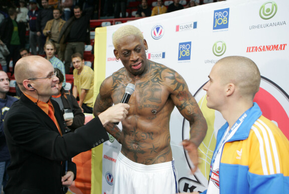 Kolme legendaa vasemmalta oikealla: Tapio Suominen, Dennis Rodman ja Aleksi Valavuori.