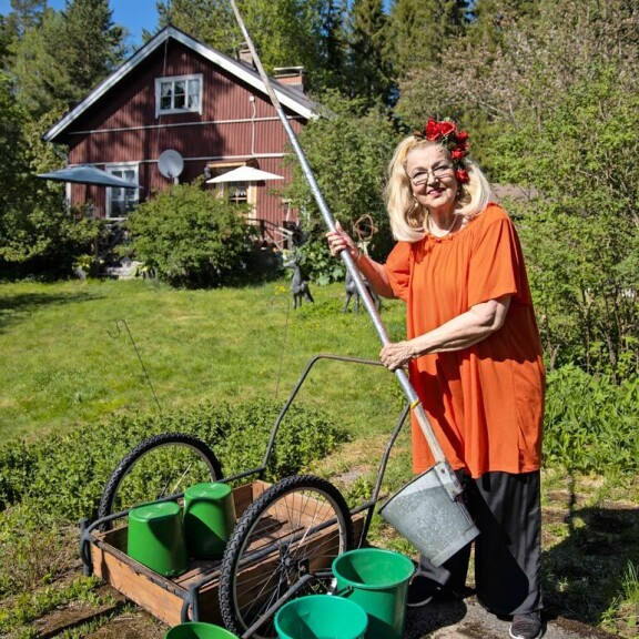 Mökkiin ei tule juoksevaa vettä, joten vedet on haettava kaivosta maitokärryillä. – Sen verran helpotusta uusi keittiöni toi, että voin laskea tiskivedet viemäriin. Mökkiin ei tule juoksevaa vettä, joten vedet on haettava kaivosta maitokärryillä. – Sen verran helpotusta uusi keittiöni toi, että voin laskea tiskivedet viemäriin.