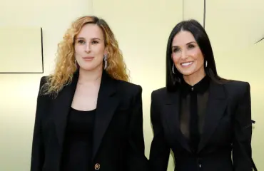 Ohhoh! Demi Mooren tytär puki äitinsä ikoniset bikinit ylleen