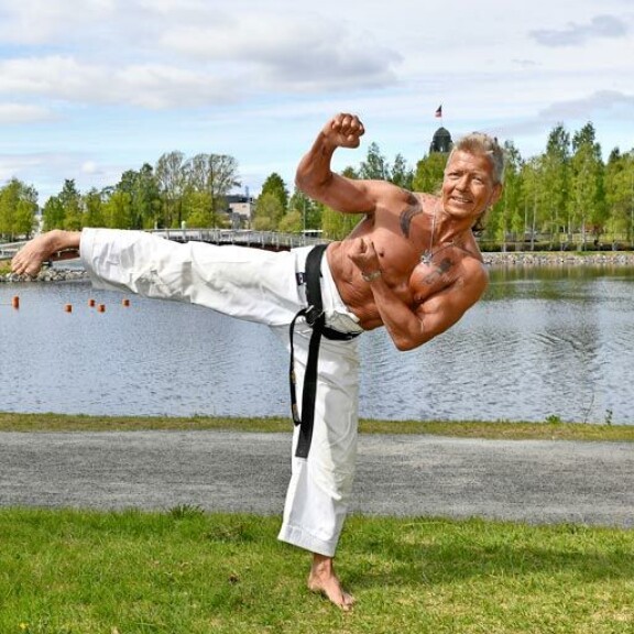 Mustan vyön Mauri on ollut lähes alusta saakka mukana Joen Mawashi -karateseuran toiminnassa. – Käyn viidesti viikossa kuntosalilla. Mustan vyön Mauri on ollut lähes alusta saakka mukana Joen Mawashi -karateseuran toiminnassa. – Käyn viidesti viikossa kuntosalilla.