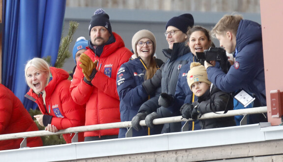 Mette-Maarit (vas.) ja Haakon kannustivat Norjaa, prinsessa Estelle (3. vasemmalta), Daniel, Victoria ja Oscar Ruotsia.