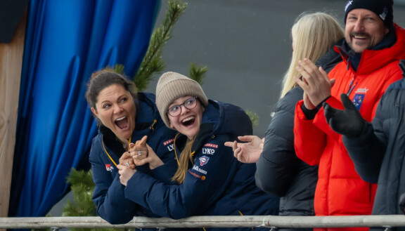 Kruununprinsessa Victoria ja tytär Estelle kiusottelivat Norjan Mette-Maritia ja Haakonia.