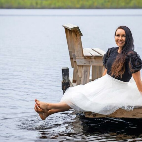 – Sami on otettu täällä avosylin ja ystävällisesti vastaan, niin kuin aina näillä main. Uskon hänenkin kokeneen sen samoin, Saija iloitsee avomiehensä puolesta. – Sami on otettu täällä avosylin ja ystävällisesti vastaan, niin kuin aina näillä main. Uskon hänenkin kokeneen sen samoin, Saija iloitsee avomiehensä puolesta.