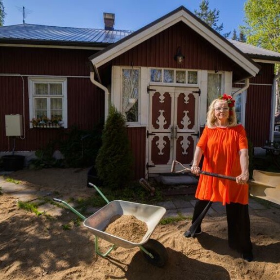 Kuorma-autollinen hiekkaa ja multaa takaa, että Virpi saa oman perunasadon ja pihan tasaiseksi. – Jos vaikka koronan toinen aalto iskee, niin minulla on täällä maalla hyvä olla. Istuttelin tänne tomaatit, salaatit ja pinaatitkin. Kuorma-autollinen hiekkaa ja multaa takaa, että Virpi saa oman perunasadon ja pihan tasaiseksi. – Jos vaikka koronan toinen aalto iskee, niin minulla on täällä maalla hyvä olla. Istuttelin tänne tomaatit, salaatit ja pinaatitkin.