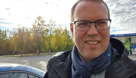 Vöyrin kunnanjohtaja Jan Finne riemuitsee KAJ-yhtyeen menestystä.