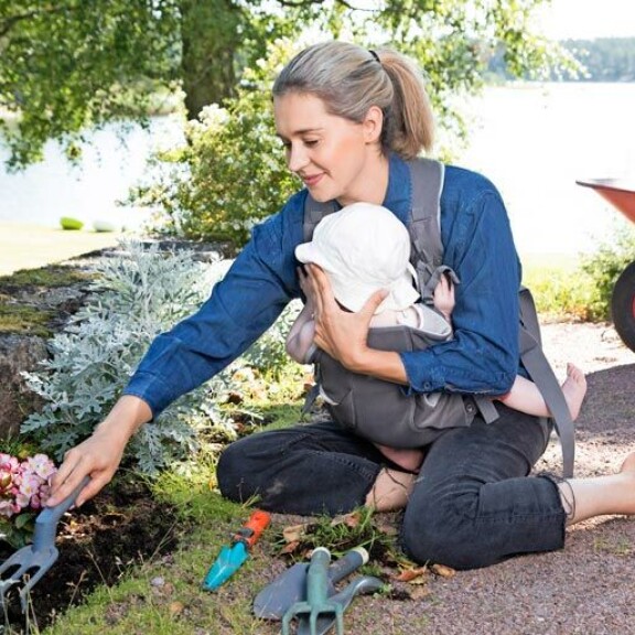 Maallemuutto vaati mukautumista kaupunkielämään tottuneelta Mialta. – Pitkä matka kauppaan tuntui siltä, kuin olisi tullut erämaahan. Pitää ennakoida, mitä tarvitsee seuraaville viikoille, koska maitoa ei lähdetä noin vain hakemaan. Maallemuutto vaati mukautumista kaupunkielämään tottuneelta Mialta. – Pitkä matka kauppaan tuntui siltä, kuin olisi tullut erämaahan. Pitää ennakoida, mitä tarvitsee seuraaville viikoille, koska maitoa ei lähdetä noin vain hakemaan.