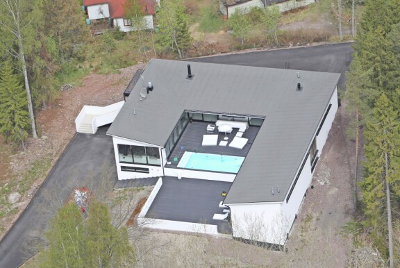 Petri kertoo rakennuttaneensa talon itse. Kuva on vuodelta 2011.