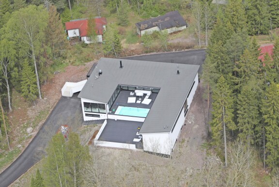 Ex-parin asunto Espoon Suvisaaristossa on edelleen myymättä.