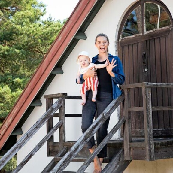 Mennyt kesä jää Mian muistoihin erilaiselta tuntuneen yhteiselon vuoksi. Alkusyksystä Mia haluaa järjestää mökillään kekkerit kavereiden kesken, mikäli tilanne vain juhlat sallii. Mennyt kesä jää Mian muistoihin erilaiselta tuntuneen yhteiselon vuoksi. Alkusyksystä Mia haluaa järjestää mökillään kekkerit kavereiden kesken, mikäli tilanne vain juhlat sallii.