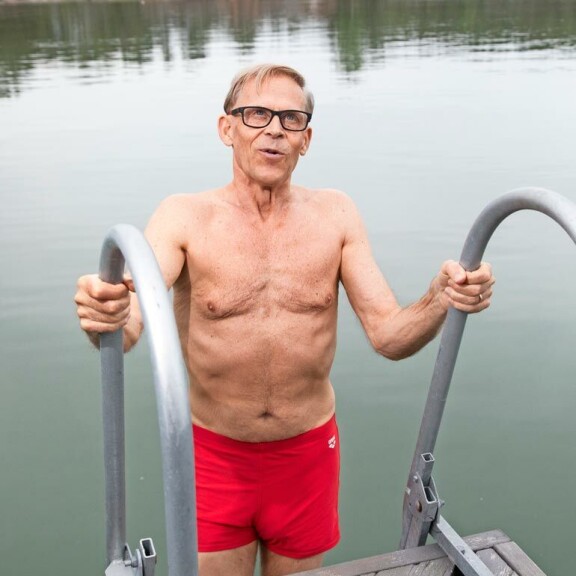 Topi on intohimoinen uimari, ja rantasaunasta onkin lyhyt matka pulahtaa vilvoittavaan mereen. Topi on intohimoinen uimari, ja rantasaunasta onkin lyhyt matka pulahtaa vilvoittavaan mereen.