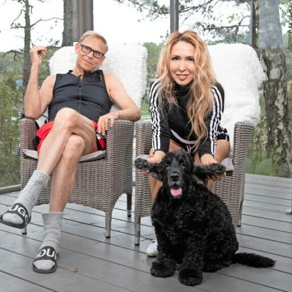 Luca-koira on jälleen karannut Topin ja Nadjan iloksi viereiseltä tontilta. Siellä asustaa Topin tytär. Luca-koira on jälleen karannut Topin ja Nadjan iloksi viereiseltä tontilta. Siellä asustaa Topin tytär.