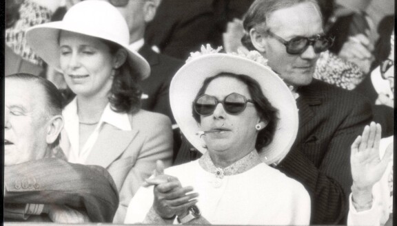 Prinsessa Margaret tupakoi jopa Wimbledonin tenniskisojen katsomossa. Kuva vuodelta 1977.