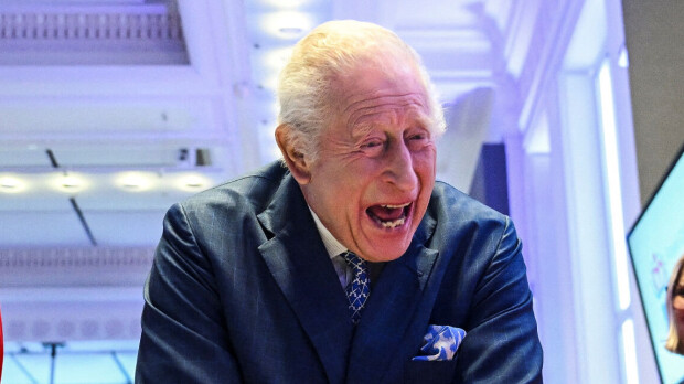 Oho! Kuningas Charles yksin tositoimissa – video